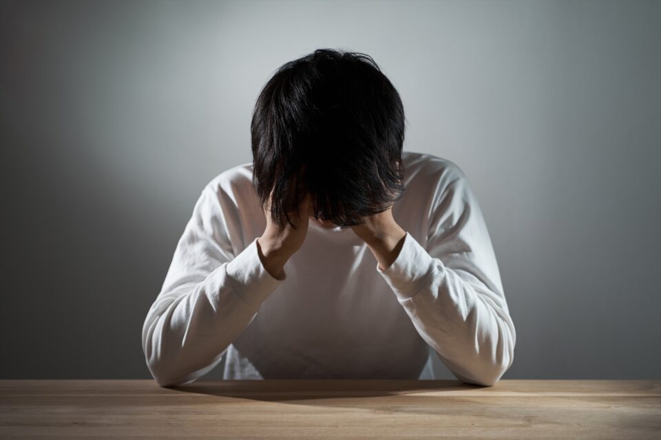 在宅ワークの疲労解消法が分からず悩む男性