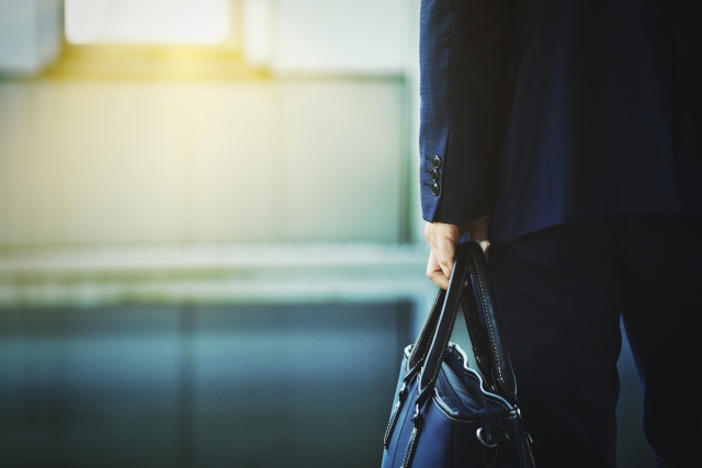ビジネスバッグを持ったビジネスマン