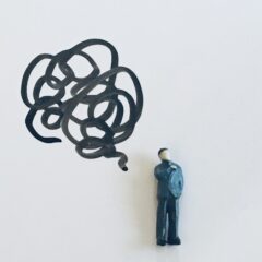 在宅ワークのデスク周りが気になる？配線を整えるアイデア4選