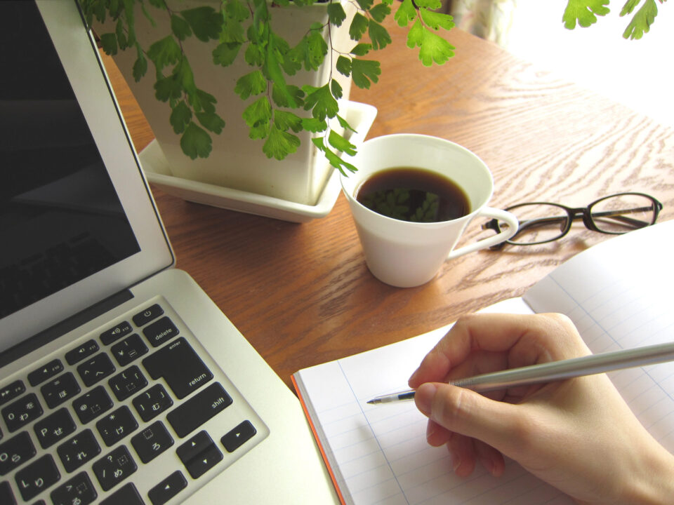 テレワークを楽しむコツを抑えた人のデスク