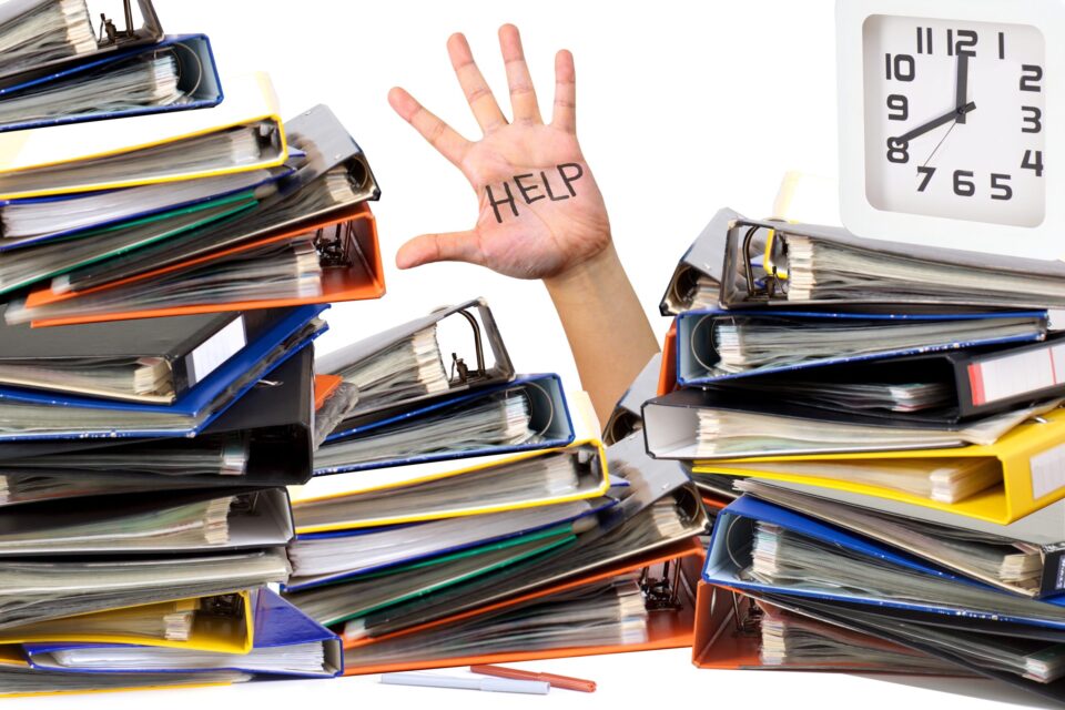 集中できない原因を考えるテレワークの男性の手