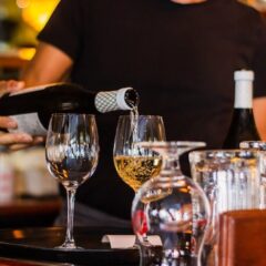 ワインのスマートな注ぎ方｜レストランでのマナーも紹介